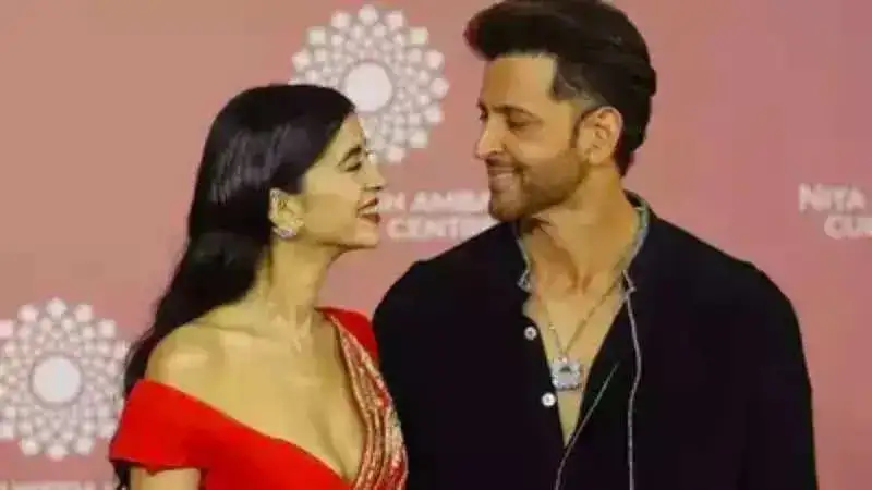 Hrithik Roshan calls his girlfriend, Saba Azad 'lady in red', fans call them a gorgeous couple