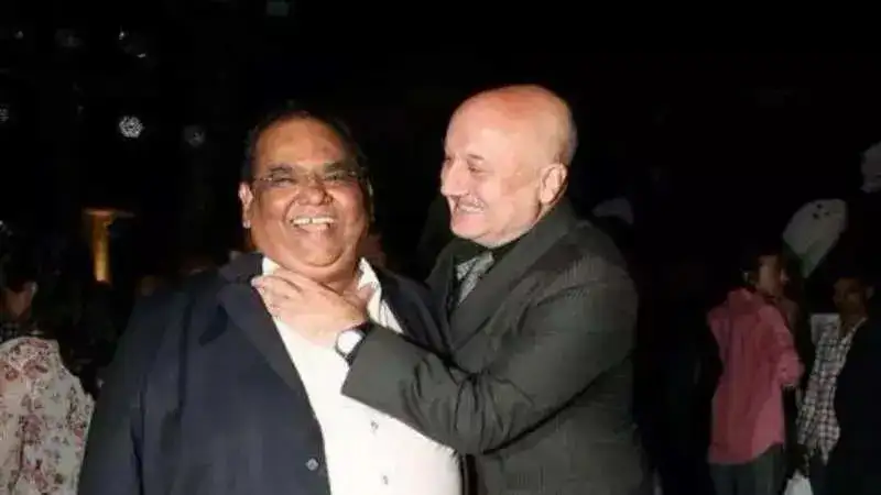 Anupam Kher pens an emotional note for late Satish Kaushik, posts an old pic