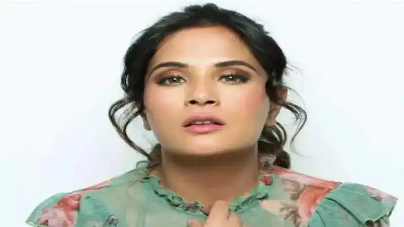 Richa Chadha shares a glimpse of her mehndi!