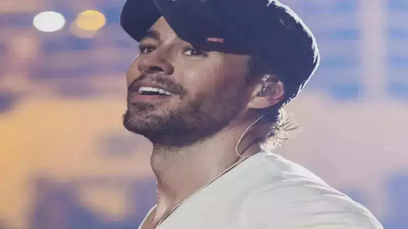 Enrique Iglesias shares passionate kiss with female fan in LA, netizens react as video goes viral