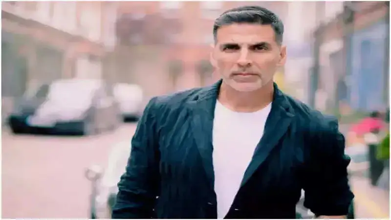 Akshay Kumar yet again becomes our fitness coach!