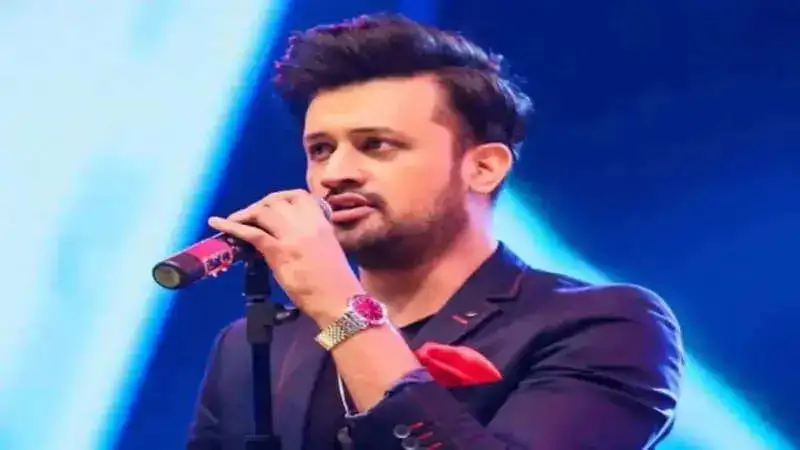 Atif Aslam’s video of pausing concert after fan throws money at him goes viral