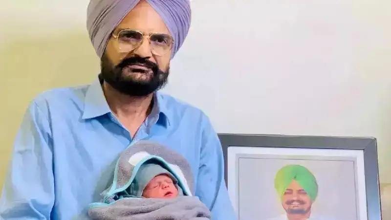 Sidhu Moose Wala's younger brother's cute video with parents goes viral! Watch.