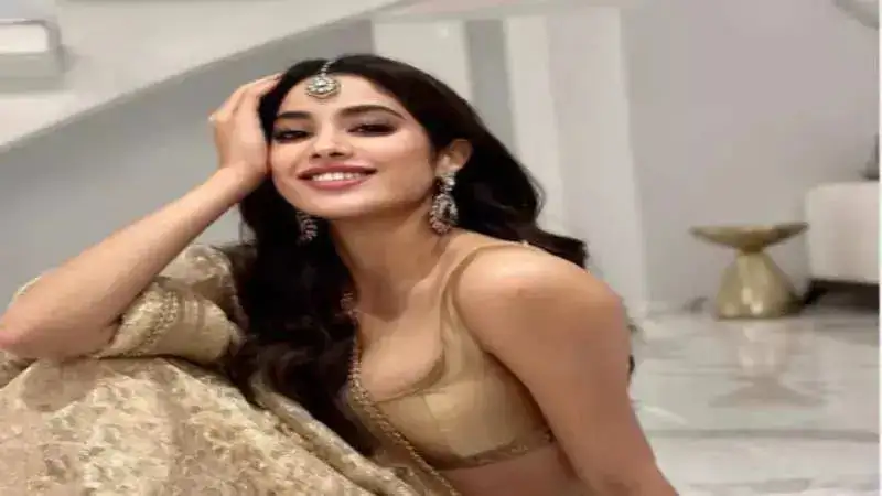 Janhvi Kapoor’s golden lehenga look from Pongal has rumoured boyfriend Orhan Awatramani in awe