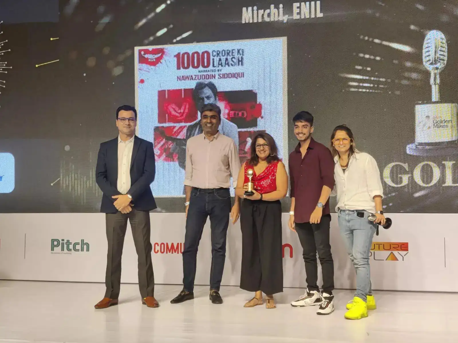 Radio Mirchi team accepting prizes at e4m awardsd 2023