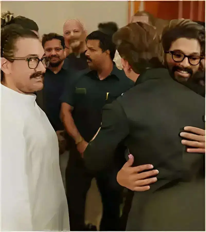 Hrithik Roshan and Allu Arjun embracing a hug