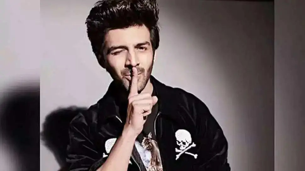 kartik aaryan winking pic.