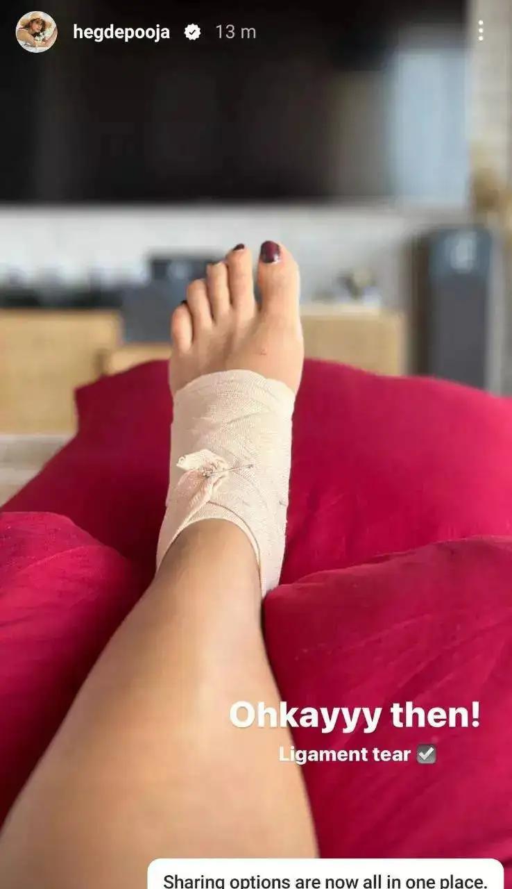 pooja hegde foot.