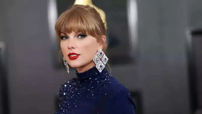 Taylor Swift urges fans to not throw things on stage: "It scares me"