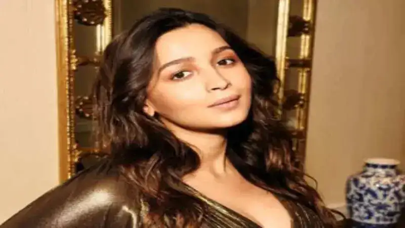 Alia Bhatt reveals her baby ‘relentlessly kicked’ throughout her award acceptance speech