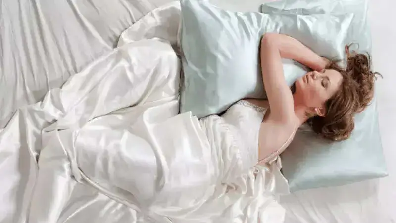 7 Benefits of sleeping on a silk pillowcase for hair