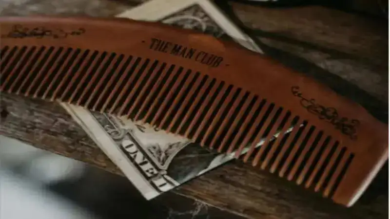 6 Benefits of using a wooden comb to brush the scalp and hair