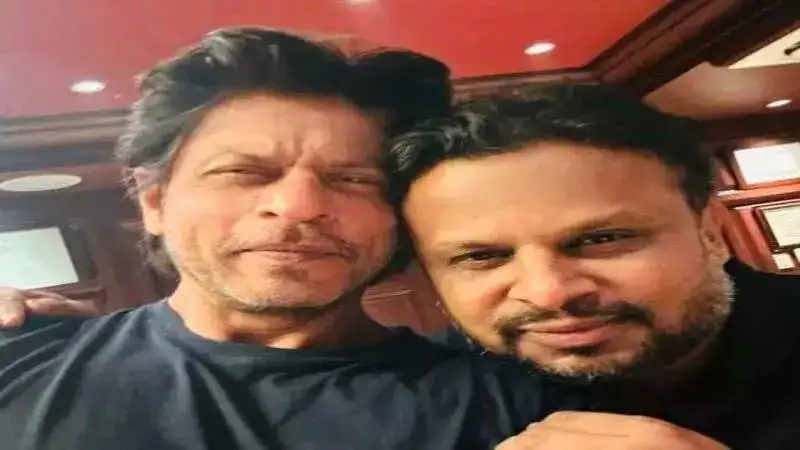 Shah Rukh Khan and lyricist Kumaar to collab together?