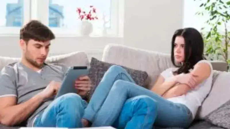 How social media can negatively affect your romantic relationships