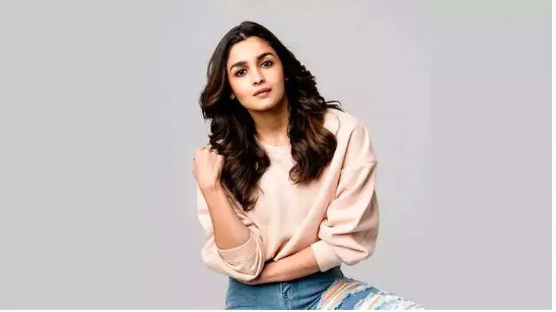 Alia Bhatt waves back at excited school children in her casual fit