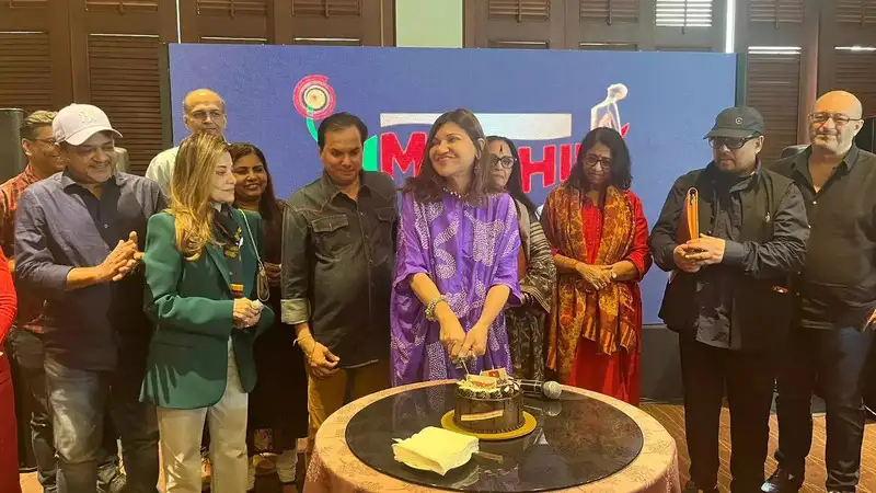 Team Mirchi celebrates the success of Alka Yagnik for being the most streamed artist on YouTube