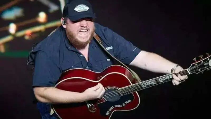 Singer Luke Combs wins hearts as he refunds ticket for concert following bad throat