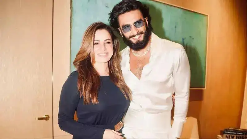 Ranveer Singh dedicates THIS to Neelam Kothari as they pose together