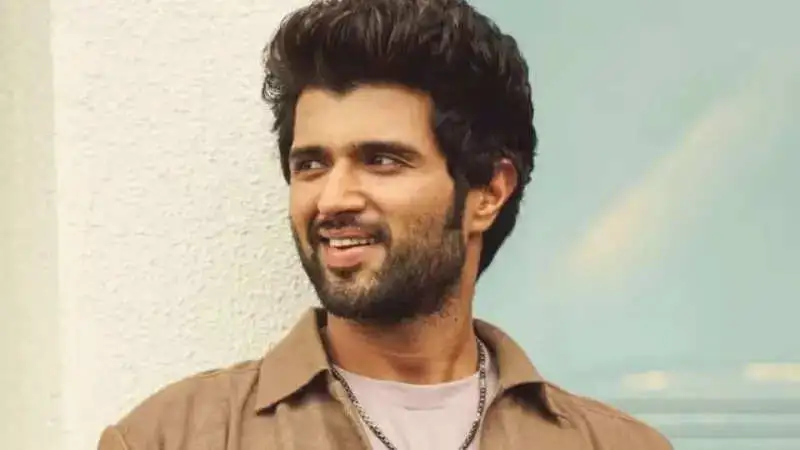 Vijay Deverakonda runs from the stage after a fan chases him to touch his feet. Watch video