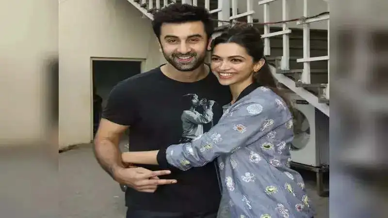 Ranbir Kapoor & Deepika Padukone's throwback video gets a rendition of 'O Bedardeya'