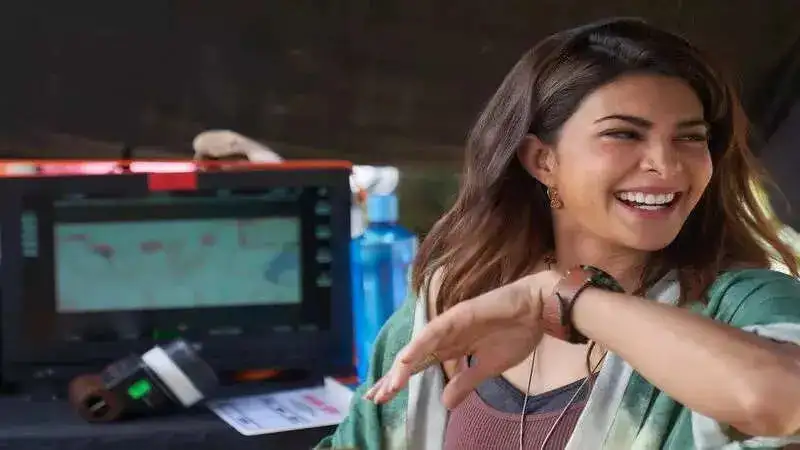 Jacqueline Fernandez gets mobbed outside court after bail was granted to her