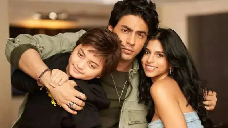 Aryan Khan shares pictures with his siblings, Shah Rukh Khan requests him to share it with him