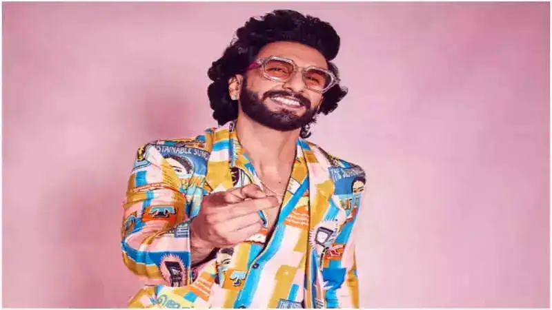 Ranveer Singh picks up trash at an event. Netizens react