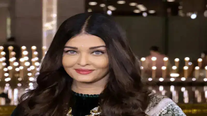 Aishwarya Rai Bachchan trolled for not naming Indian actress who impressed her, Netizens call her “Snooty"