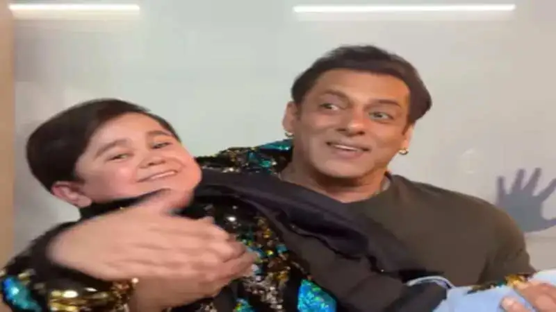 Salman Khan and Abdu Rozik sing ‘Oh Oh Jaane Jaana’ together, fans say, ‘This is the cutest’