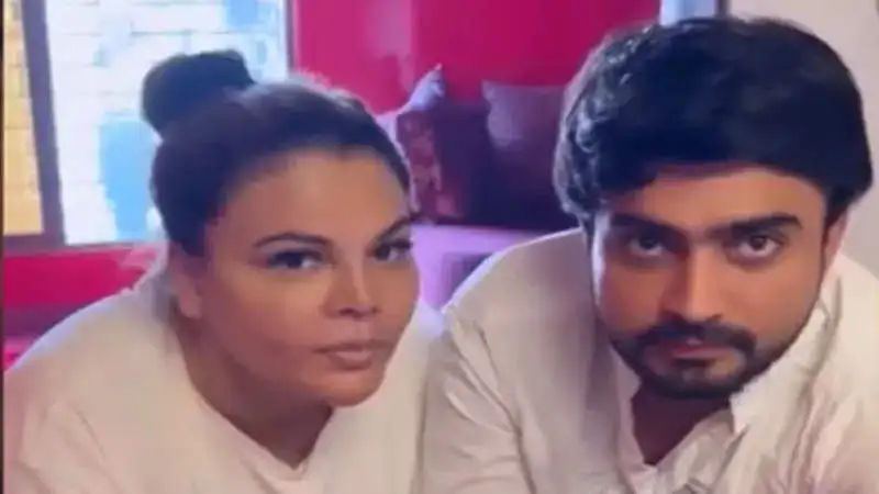 Rakhi Sawant confronts Adil Khan to return her hard earned 1.5 crore rupees