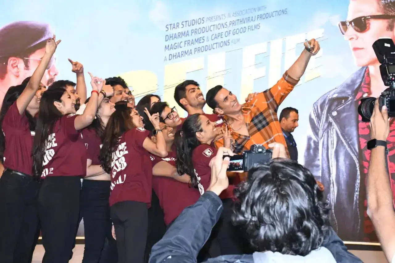 selfiee emraan akshay