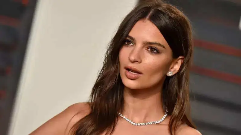 Emily Ratajkowski doesn't believe in straight people