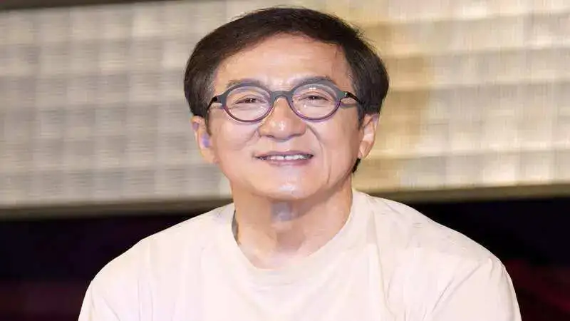 Jackie Chan dances to THIS song at Montreal club in Canada with fans