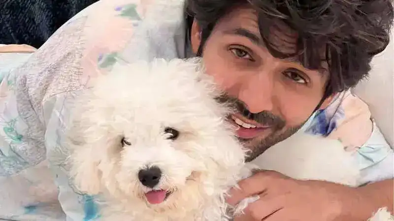 Kartik Aaryan shares an adorable picture with his pet saying "poser siblings"