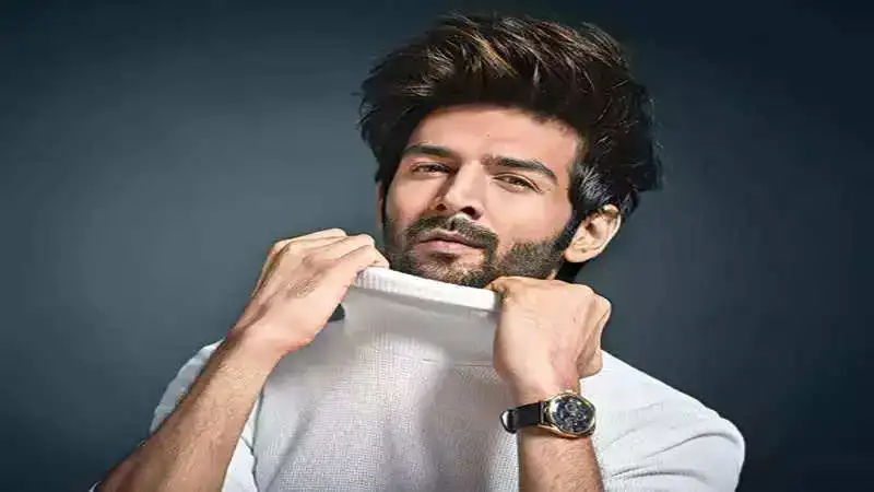 Kartik Aaryan shares a video of him juxtaposing the solar eclipse