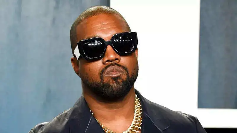 Kanye West replaces natural teeth with $850,000 dentures. Internet can't keep calm