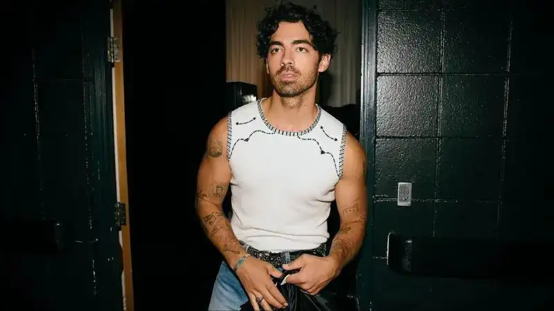 Singer Joe Jonas seen kissing mystery woman? Deets inside