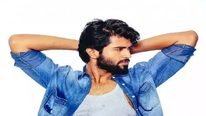 After the resurfaced claim that Shah Rukh Khan is NOT the "final superstar," Vijay Deverakonda received backlash