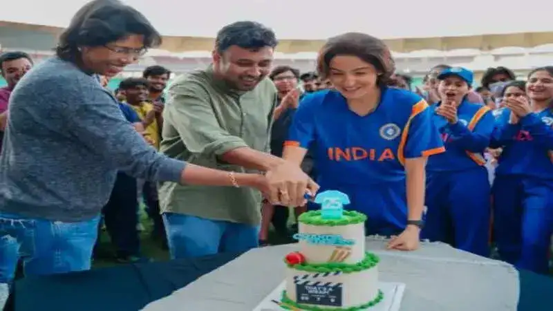 Anushka Sharma wraps up the shoot for ‘Chakda Xpress’; cuts cake with Jhulan Goswami