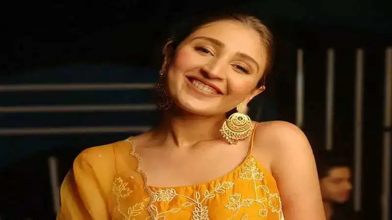 Singer Dhvani Bhanushali calls the police after a fan misbehaved with her; Watch!