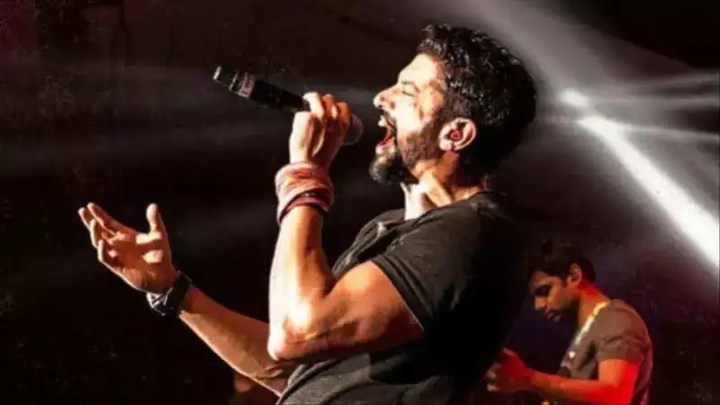 Farhan Akhtar sings ‘Kisi Ki Muskurahaton Pe’ during his jamming session! Watch