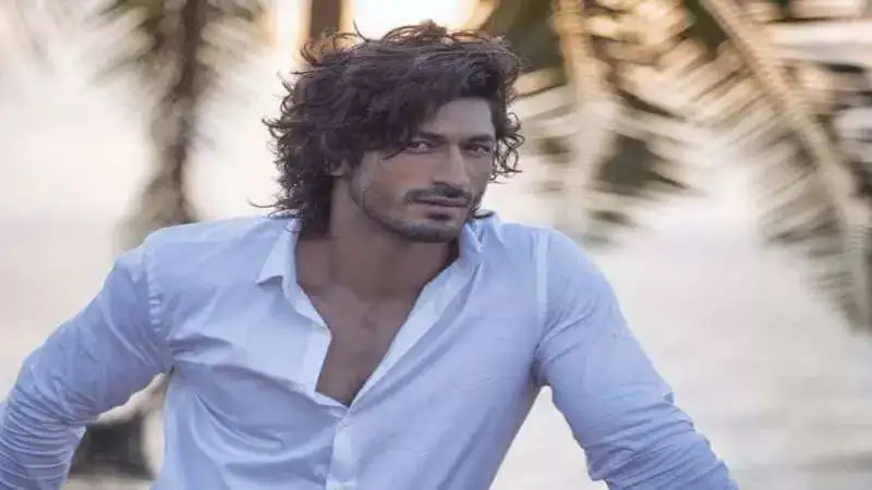 Vidyut Jammwal presents his first Filmfare award to his school principal