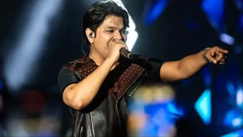 Ankit Tiwari stops his concert as cameraman faints on stage