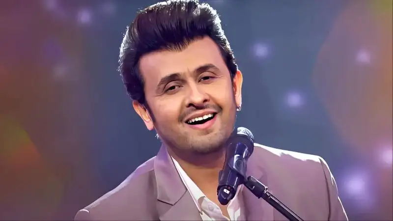 Sonu Nigam doesn’t stop singing despite a man charging at him