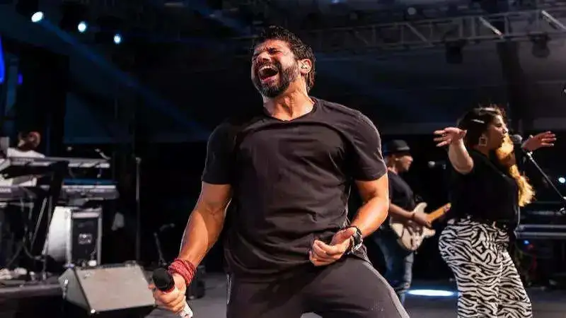 Farhan Akhtar’s concert stage collapses in Indore due to dust storm, creates chaos