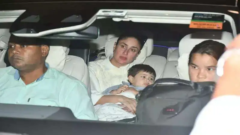 Kareena Kapoor Khan mobbed by fans at the airport!