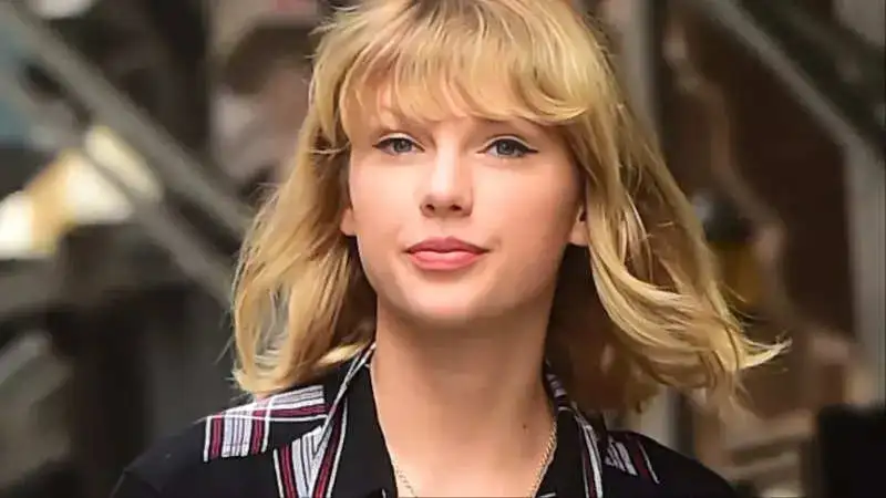 Singer Taylor Swift sends a legal warning to Florida college student for THIS reason