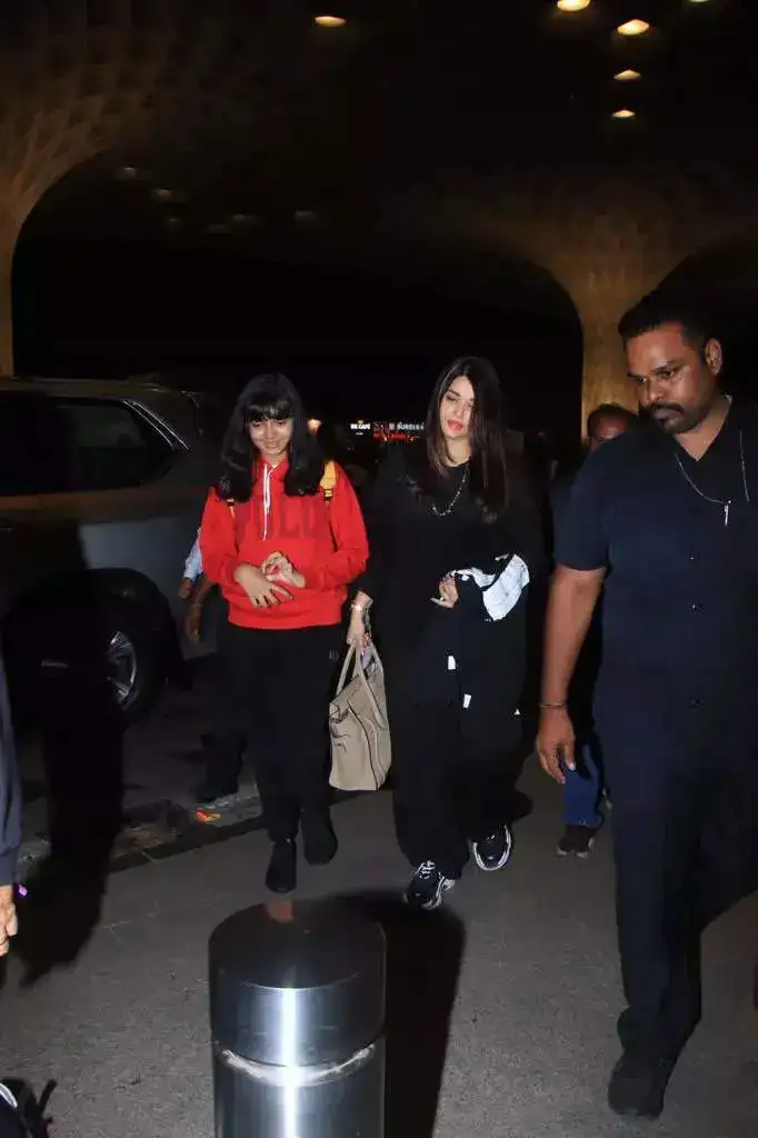 Aishwarya and Aaradhya at the aiport