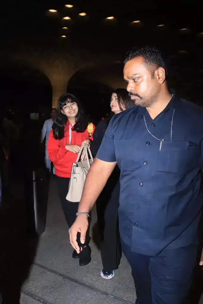 Aaradhya and Aishwarya smiling for the paparazzi