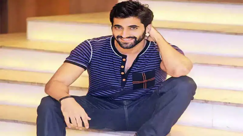 “Sara Ali Khan is a complete livewire”, says ‘Gaslight’ fame Akshay Oberoi